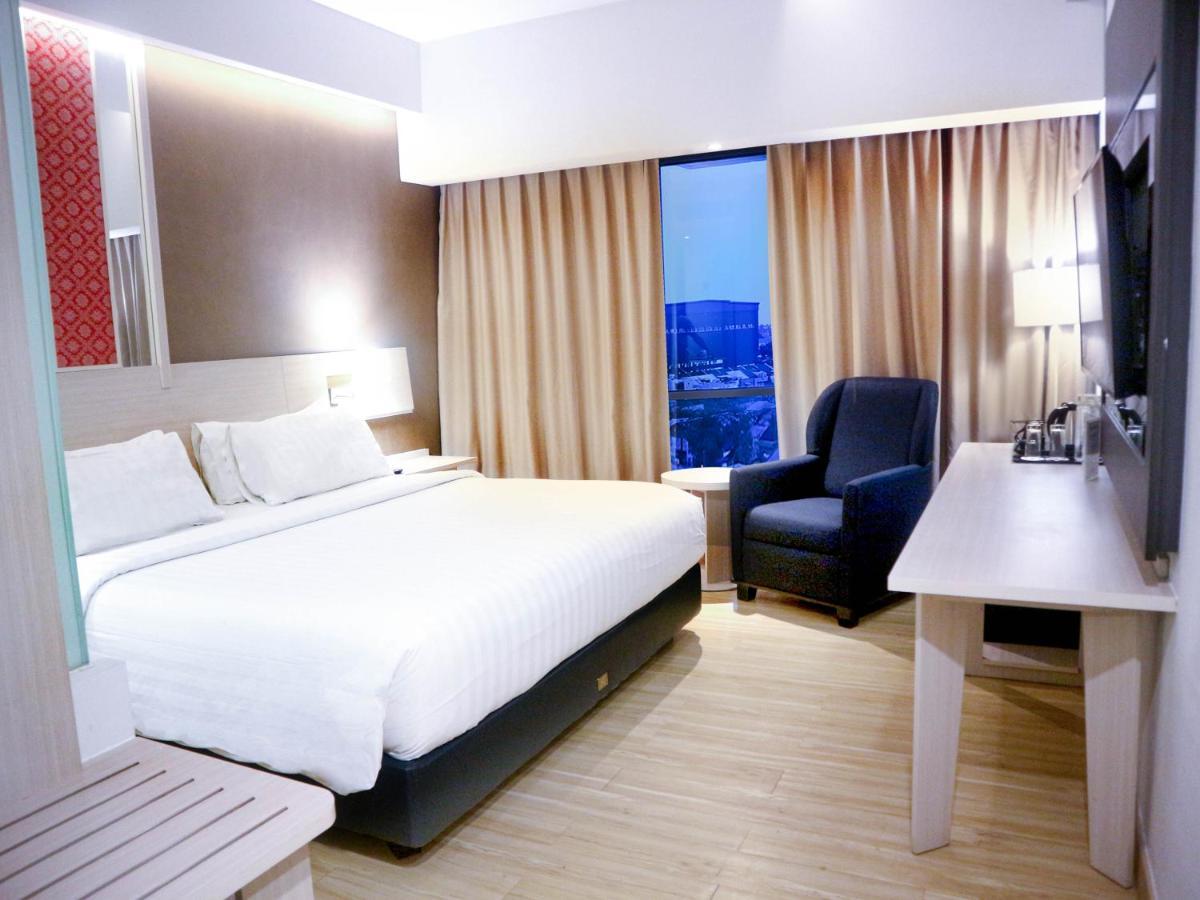 Отель Harper Palembang By Aston Экстерьер фото