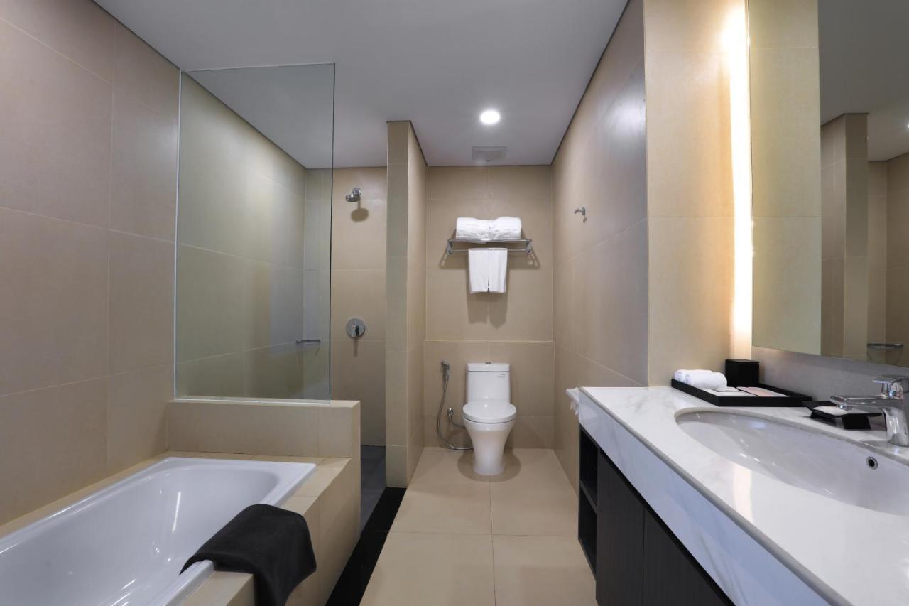 Отель Harper Palembang By Aston Экстерьер фото
